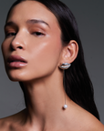 arete en forma de labios, arete con perla, arete individual, arete con perla removible, pin, broche, accesorio, perla natural, aleación de latón, plateado, regalo para mujer, regalo para hombre, regalo, diseño mexicano, marca mexicana, hecho a mano, hecho en México