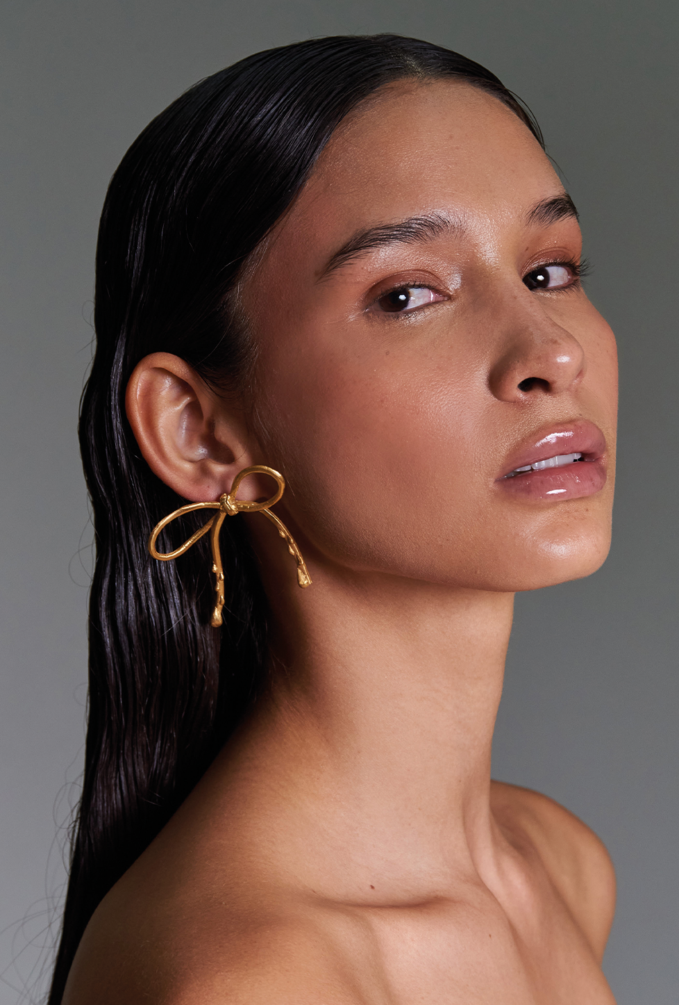 aretes con forma de moño con detalles derretidos, hecho a mano, coquette, marca mexicana, aleación de latón, baño de oro, arte, aretes grandes, aretes no pesados, summer sale, hot sale, regalo de cumpleaños para mujer, regalo de aniversario para mujer, descuentos, 25% de descuento, meses sin intereses.