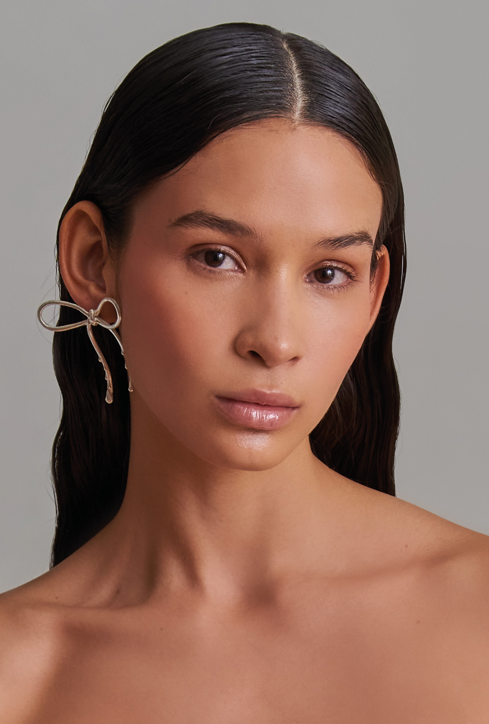 aretes con forma de moño con detalles derretidos, hecho a mano, coquette, marca mexicana, aleación de latón, baño de oro, arte, aretes grandes, aretes no pesados, summer sale, hot sale, regalo de cumpleaños para mujer, regalo de aniversario para mujer, descuentos, 25% de descuento, meses sin intereses.