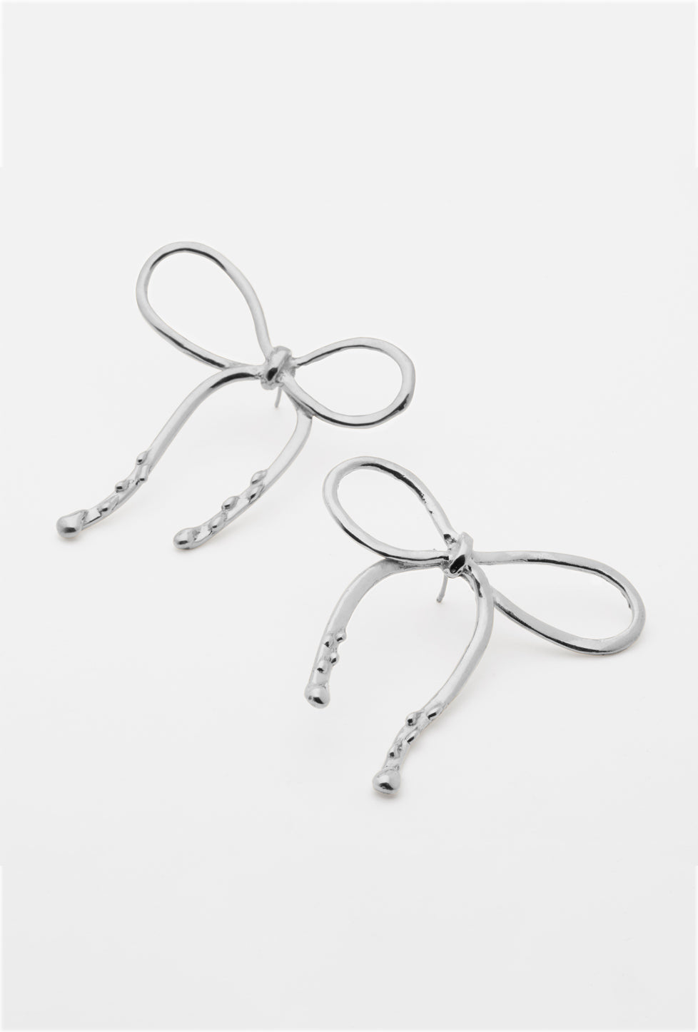 aretes con forma de moño con detalles derretidos, hecho a mano, coquette, marca mexicana, aleación de latón, baño de oro, arte, aretes grandes, aretes no pesados, summer sale, hot sale, regalo de cumpleaños para mujer, regalo de aniversario para mujer, descuentos, 25% de descuento, meses sin intereses.
