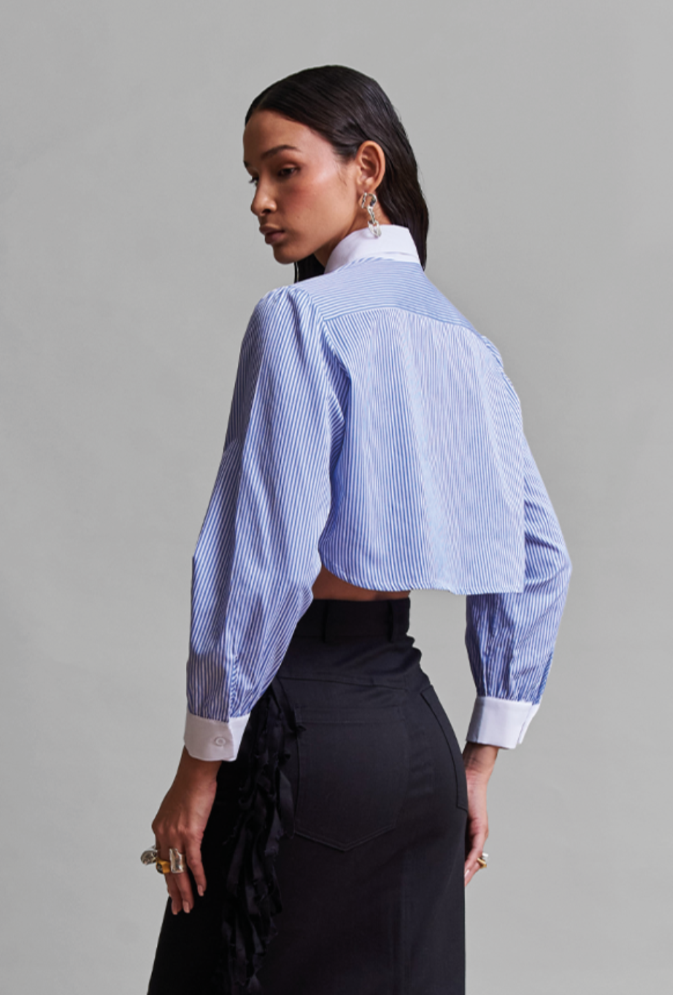 blusa de manga larga, blusa cropped, blusa con accesorio de corset, blusa azul, blusa con cuello formal, blusa para mujer, blusa para hombre, regalo para mujer, regalo para hombre, diseño mexicano, marca mexicana, hecho a mano, hecho en México