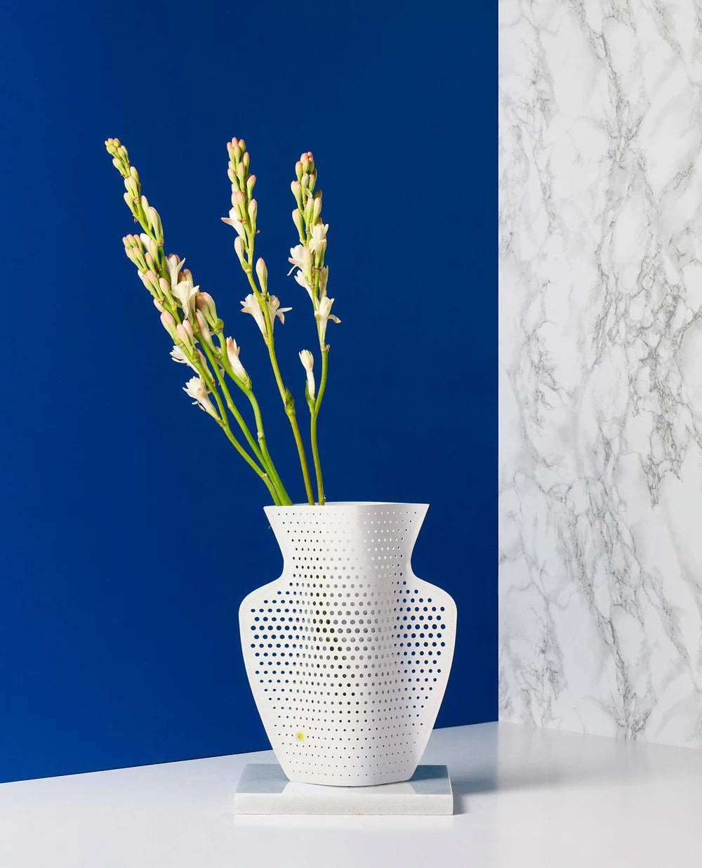 White paper vase &quot;Cyano&quot;