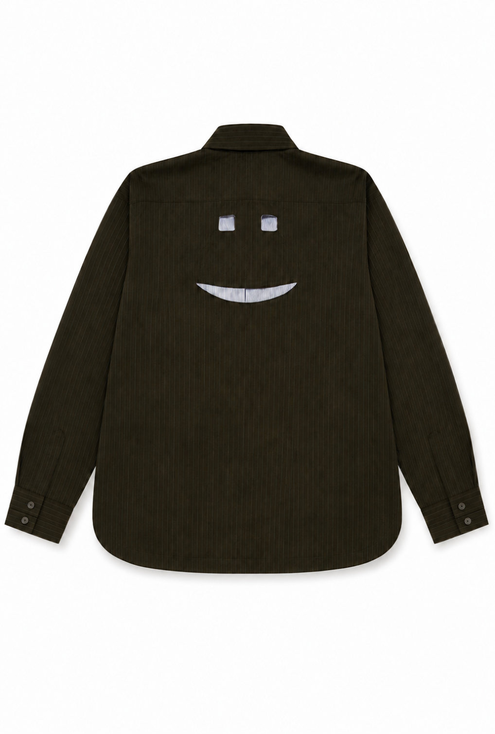 Sobre camisa con cortes en forma de carita sonriente en espalda, sobre camisa para mujer, sobre camisa para hombre, sobre camisa corte boyfriend, sobre camisa oversized, sobre camisa con forro de algodón, sobre camisa café, diseño mexicano, hecho a mano, hecho en México