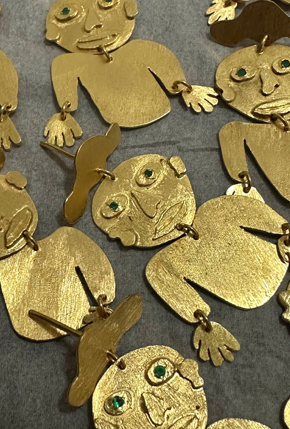 aretes articulados de figuras humanas, hecho a mano, caras, marca mexicana, tumbaga, esmeraldas, arte, aretes grandes, aretes no pesados, summer sale, hot sale, regalo de cumpleaños para mujer, regalo de aniversario para mujer, descuentos, 25% de descuento, meses sin intereses.